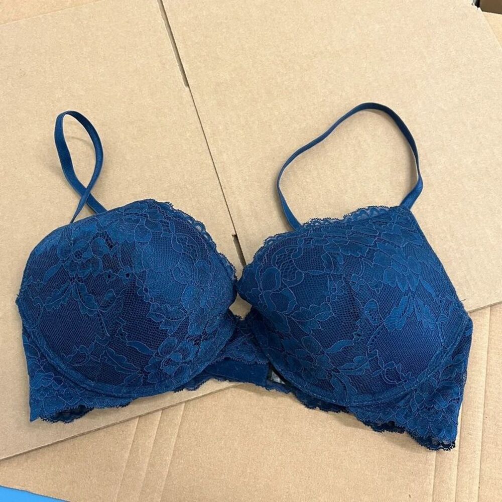 Fashion Nova navy blue lace bra